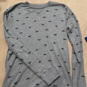 Old Navy Gray Waffle Knit Shirt with Navy Mountains